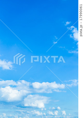 雲　積雲　雲片　青い空　一般的な空と雲　白い雲　秋の空　背景用素材　クラウド　青空　合成用背景 17990061