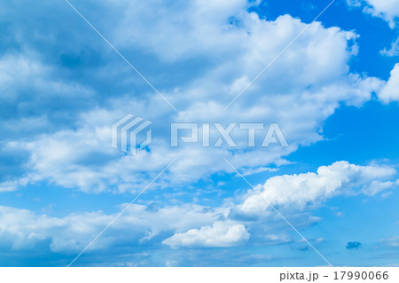 雲　積雲　雲片　青い空　一般的な空と雲　白い雲　秋の空　背景用素材　クラウド　青空　合成用背景 17990066