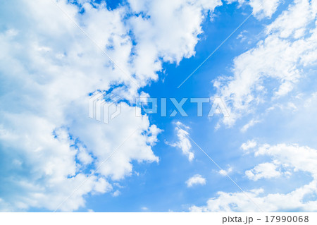雲　積雲　雲片　青い空　一般的な空と雲　白い雲　秋の空　背景用素材　クラウド　青空　合成用背景 17990068