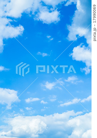 雲　積雲　雲片　青い空　一般的な空と雲　白い雲　秋の空　背景用素材　クラウド　青空　合成用背景 17990069