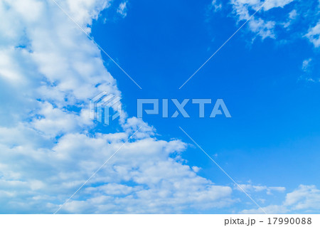 雲　積雲　雲片　青い空　一般的な空と雲　白い雲　秋の空　背景用素材　クラウド　青空　合成用背景 17990088