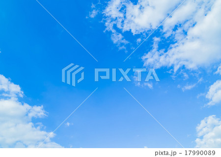 雲　積雲　雲片　青い空　一般的な空と雲　白い雲　秋の空　背景用素材　クラウド　青空　合成用背景 17990089