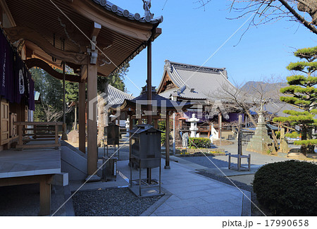 四国霊場第72番札所「曼荼羅寺」大師堂から本堂を見る 四国霊場第72番札所「曼荼羅寺」大師堂から本堂を見る 17990658