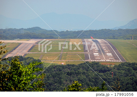 高松空港の滑走路 17991056