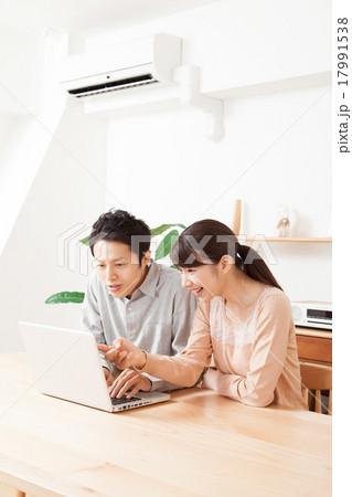 パソコンでWEBサイトを見る男女カップル パソコンでWEBサイトを見る男女カップル 17991538