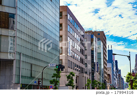 茅場町オフィスビルの街並み 17994316