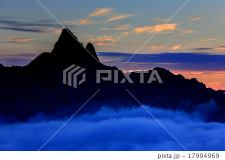 大天井岳から残照の槍ヶ岳 17994969