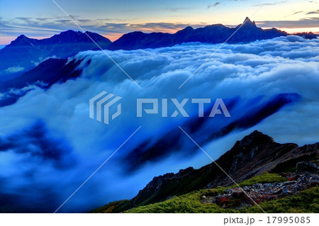 大天井岳から東鎌尾根に流れる滝雲と残照の槍・穂高連峰 17995085