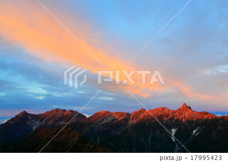 大天井岳から朝焼けの槍・穂高連峰 17995423