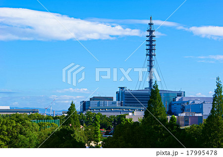 初夏の空とnttドコモ大阪南港ビル の電波塔 の写真素材