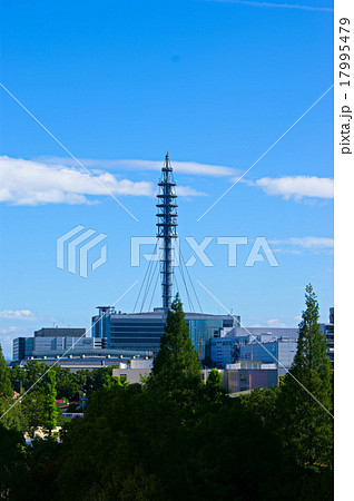 初夏の空とnttドコモ大阪南港ビル の電波塔 の写真素材