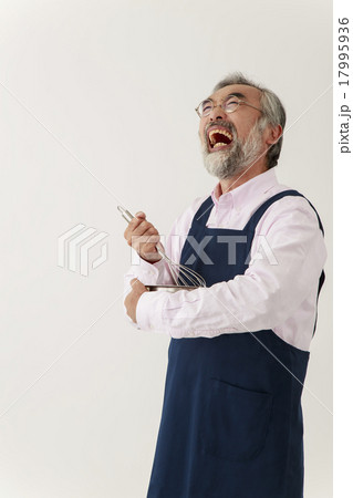 エプロン姿で泡立て器とボールを持つシニア男性 エプロン姿で泡立て器とボールを持つシニア男性 17995936