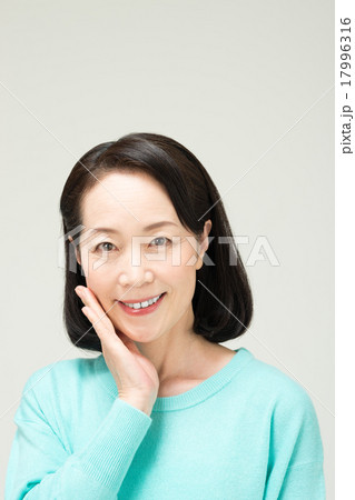 ミドルの女性 17996316