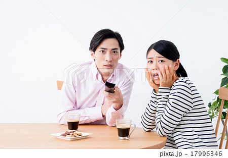 若い夫婦（テレビを見る） 17996346