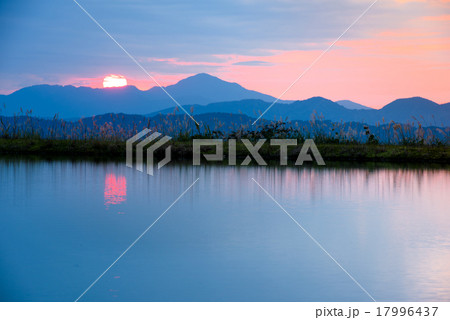 夕日の棚田 17996437