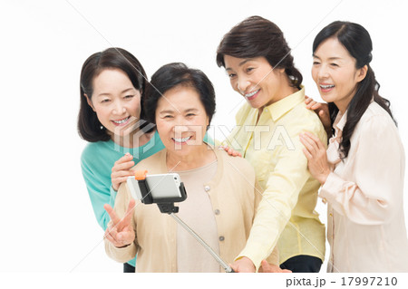 ミドル・シニアの女性 ミドル・シニアの女性 17997210