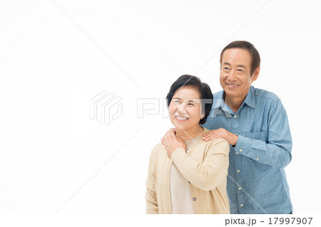 シニアの夫婦 17997907