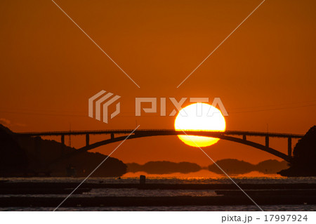 頭島大橋からの昇陽 17997924