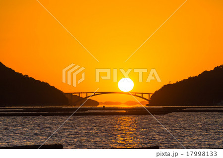頭島大橋から昇る朝日 17998133