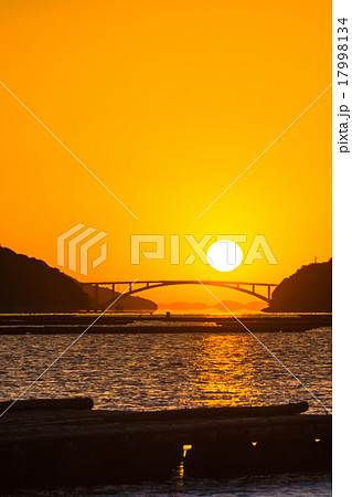 頭島大橋から昇る朝日 17998134