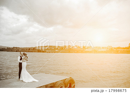 couple on pier 17998675