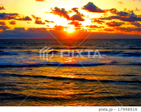 犬吠埼 暁の海と黄金色の空 日の出の輝き ４ の写真素材