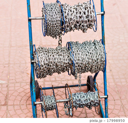 metal chain, a bunch of chains 17998950