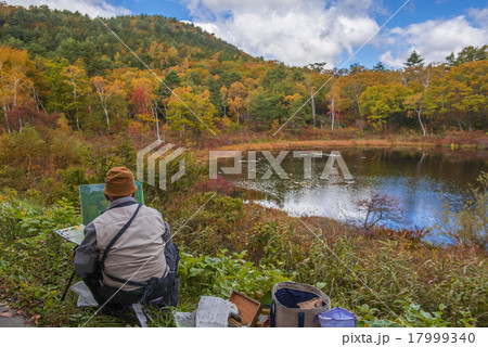 志賀高原 紅葉の一沼をで絵を描く人の写真素材