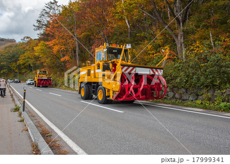 志賀高原　紅葉の山で冬仕度をするロータリー除雪車 17999341