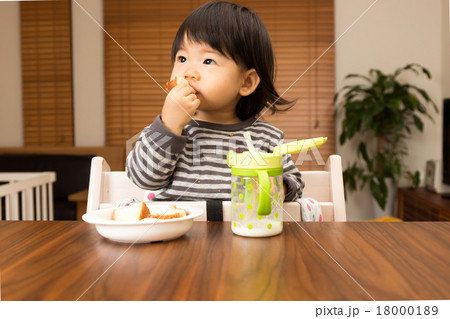 子供 食事 女の子 室内 子供 食事 女の子 室内 18000189
