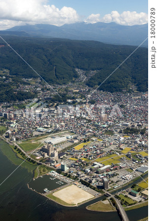 長野県諏訪市中心部を空撮 18000789