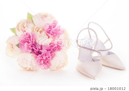 白いウェディングシューズとブーケ　白バック 18001012