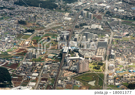 つくばエクスプレスの流山おおたかの森駅付近を空撮 18001377