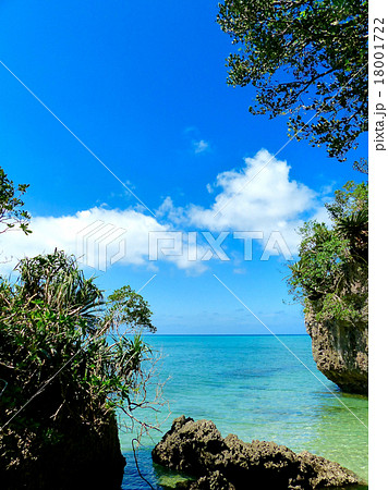 サビチ洞を抜けた海 18001722