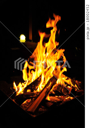 焚き火　焚火　たき火　たきび　 18002452
