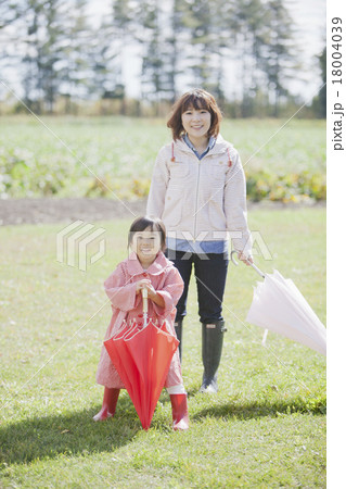 雨の日の親子 18004039