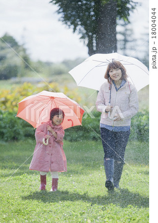 雨の日の親子 18004044