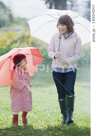 雨の日の親子の写真素材