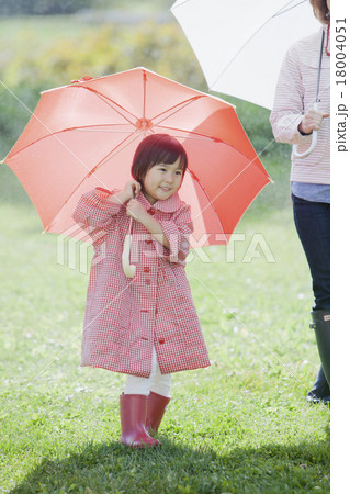 雨の日の親子 18004051