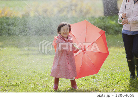 雨の日の親子 18004059