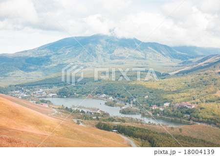 車山高原から見た景色 秋 紅葉 白樺湖の写真素材