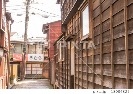 【石川県】金沢市・ひがし茶屋街の裏路地 【石川県】金沢市・ひがし茶屋街の裏路地 18004325