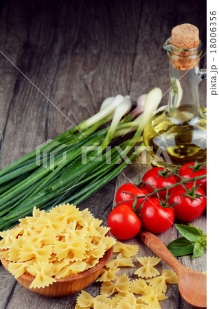 Raw farfalle pasta in bowl 18006356