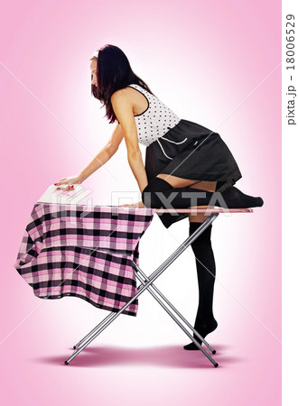 housemaid with iron l 18006529