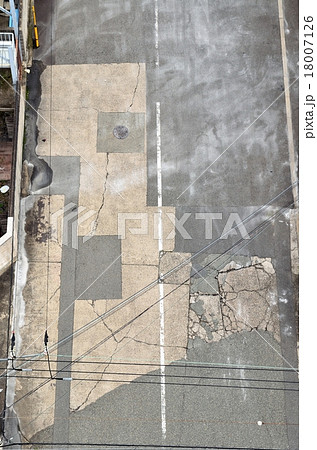 舗装が割れた道路 舗装が割れた道路 18007126
