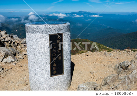 大朝日岳山頂と月山 18008637