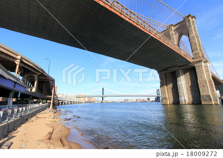 アメリカ・ニューヨーク・ブルックリン橋 18009272