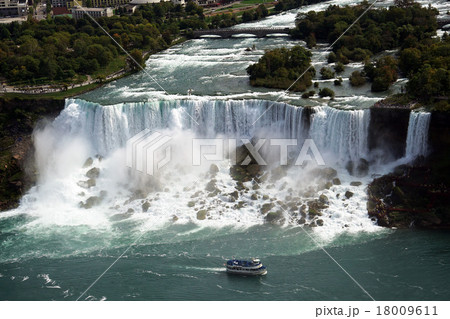 ナイアガラの滝を見下ろす-1 ナイアガラの滝を見下ろす-1 18009611