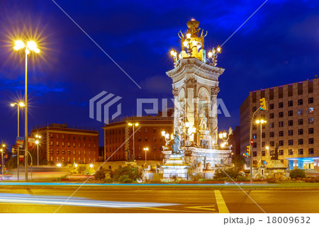 Placa Espanya in Barcelona at night, Spain 18009632