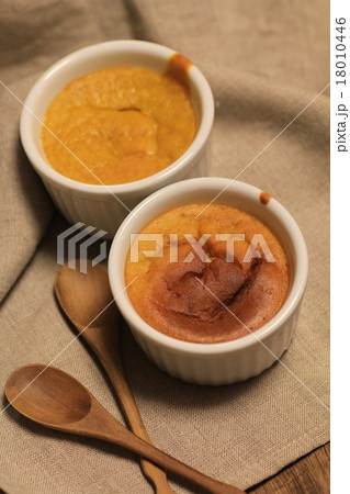 ココットで作った手作りのカボチャ焼きプリンとリネンクロス 18010446